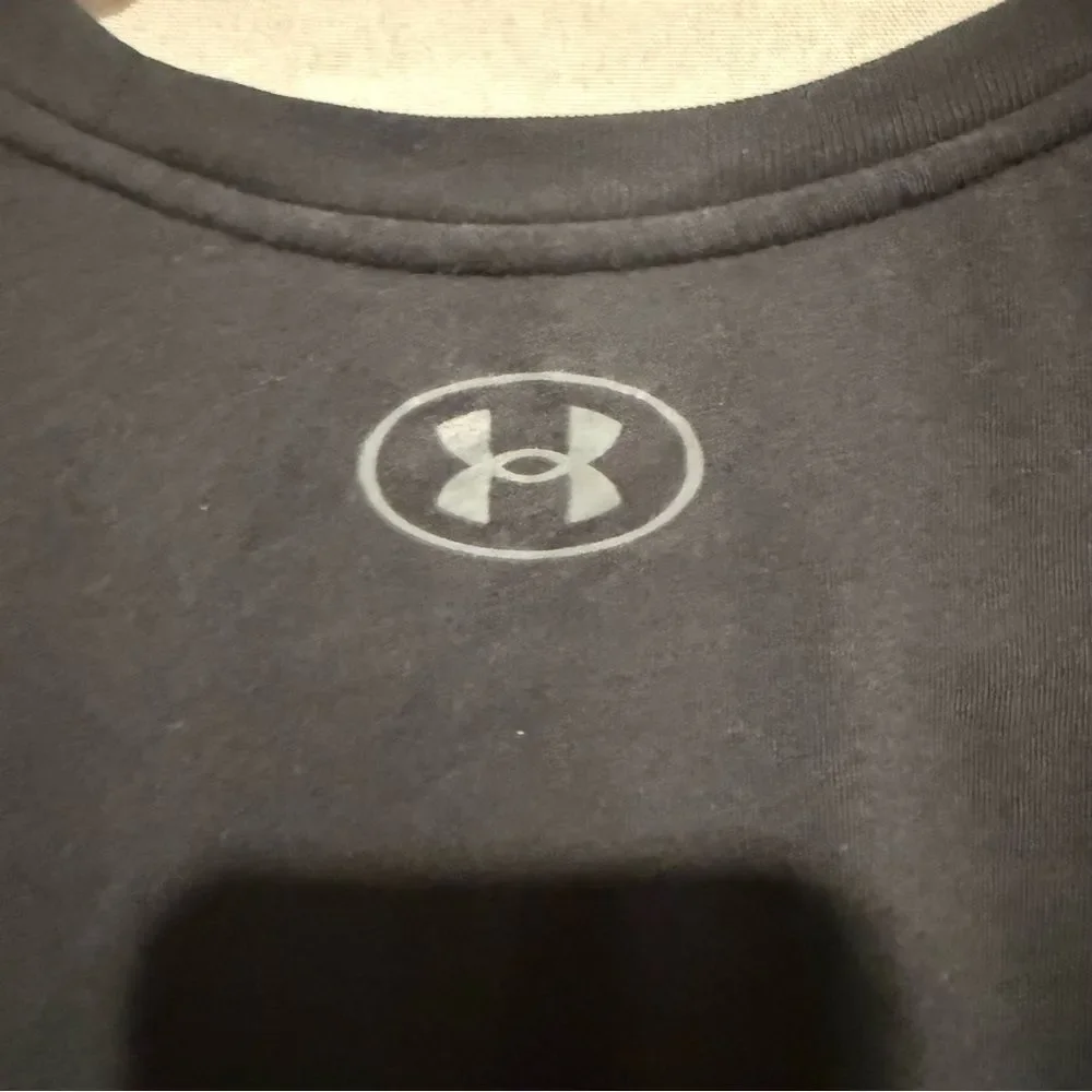 NWT Under Armour Men's Black Short Sleeve Graphic Logo Tee Gray Print